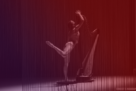 Sarah Vaumourin dansant près d'une harpe