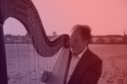 François Pernel ©Lucile Rotureau François Pernel à la harpe dans un champ