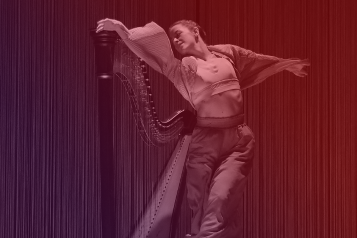 Sarah Vaumourin Sarah Vaumourin en train de danser autour d'une harpe