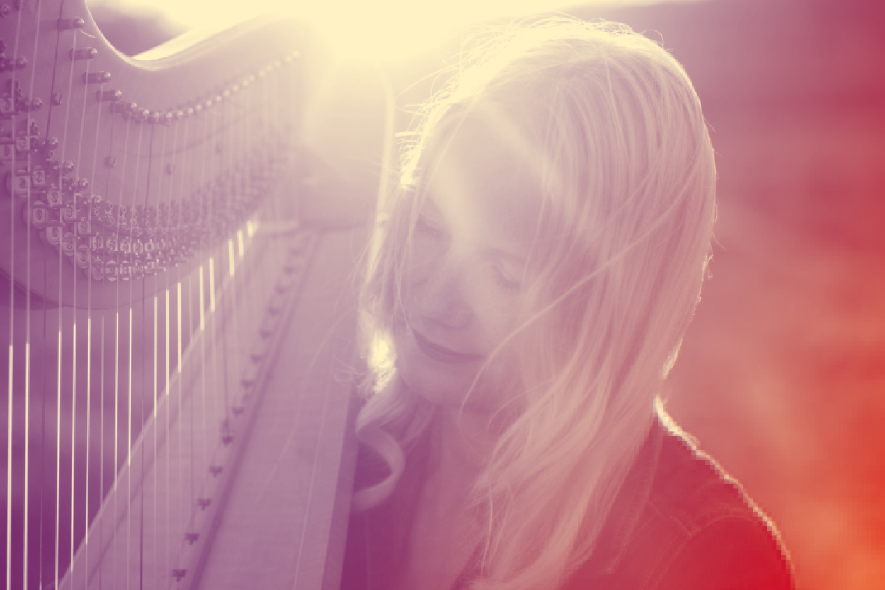 Evelyn Huber avec sa harpe au soleil