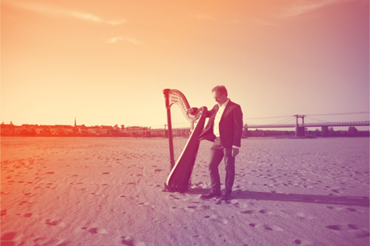 François Pernel à la harpe au bord de Loire sur un banc de sable